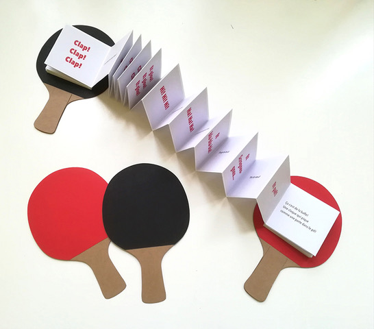 Photos d'un résultat de l'atelier d'écriture avec Fanny Pageaud. Un ouvrage en leporello entre les 2 faces de carton en forme de raquette de ping pong
